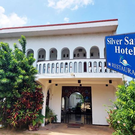 נגומבו Hotel Silver Sands מראה חיצוני תמונה