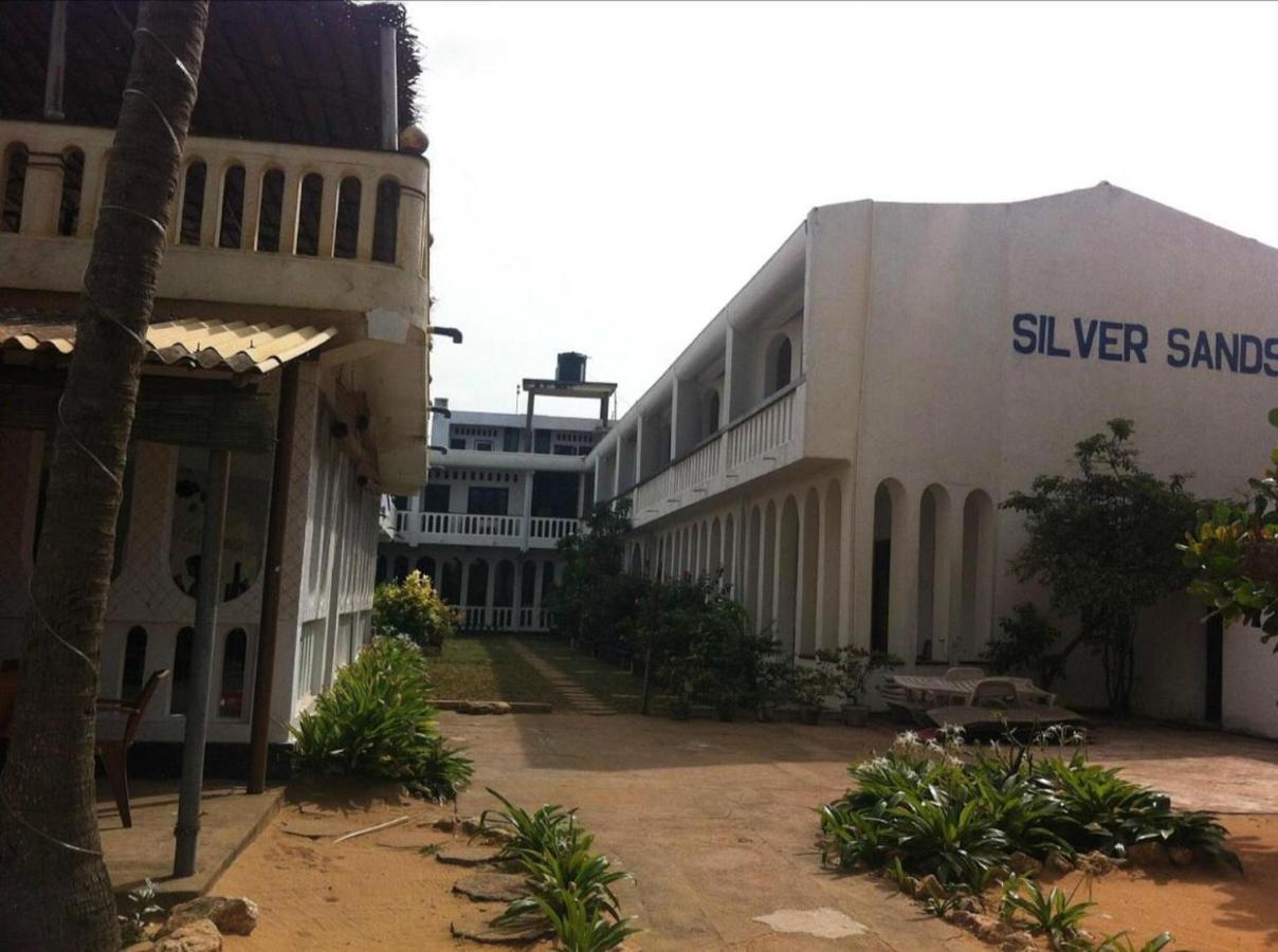 נגומבו Hotel Silver Sands מראה חיצוני תמונה